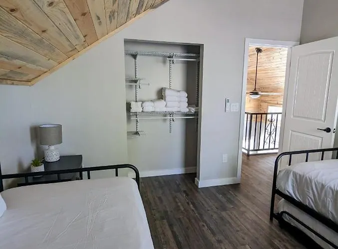 Holiday home Getaway W Sunset Deck & Fire Pit Table *